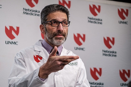 Para prevenir a Ômicron, temos que fazer o que já sabemos: vacinar, diz médico
